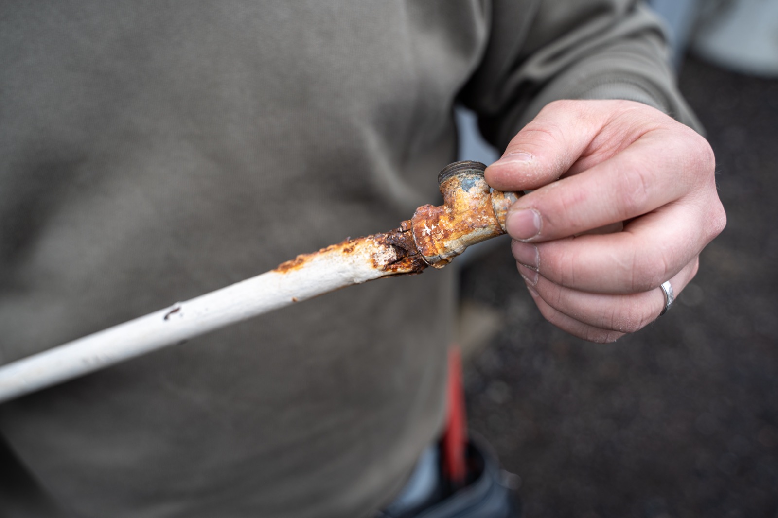 Vanha, kulunut ja ruostunut patteriputken liitos