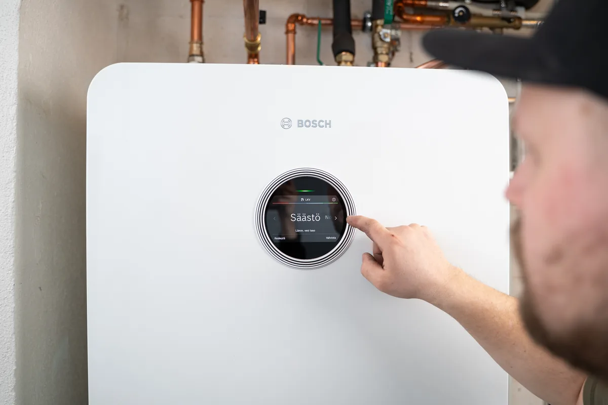 Asentaja säätää Bosch-lämpöpumpun sisäyksikön älynäyttöä